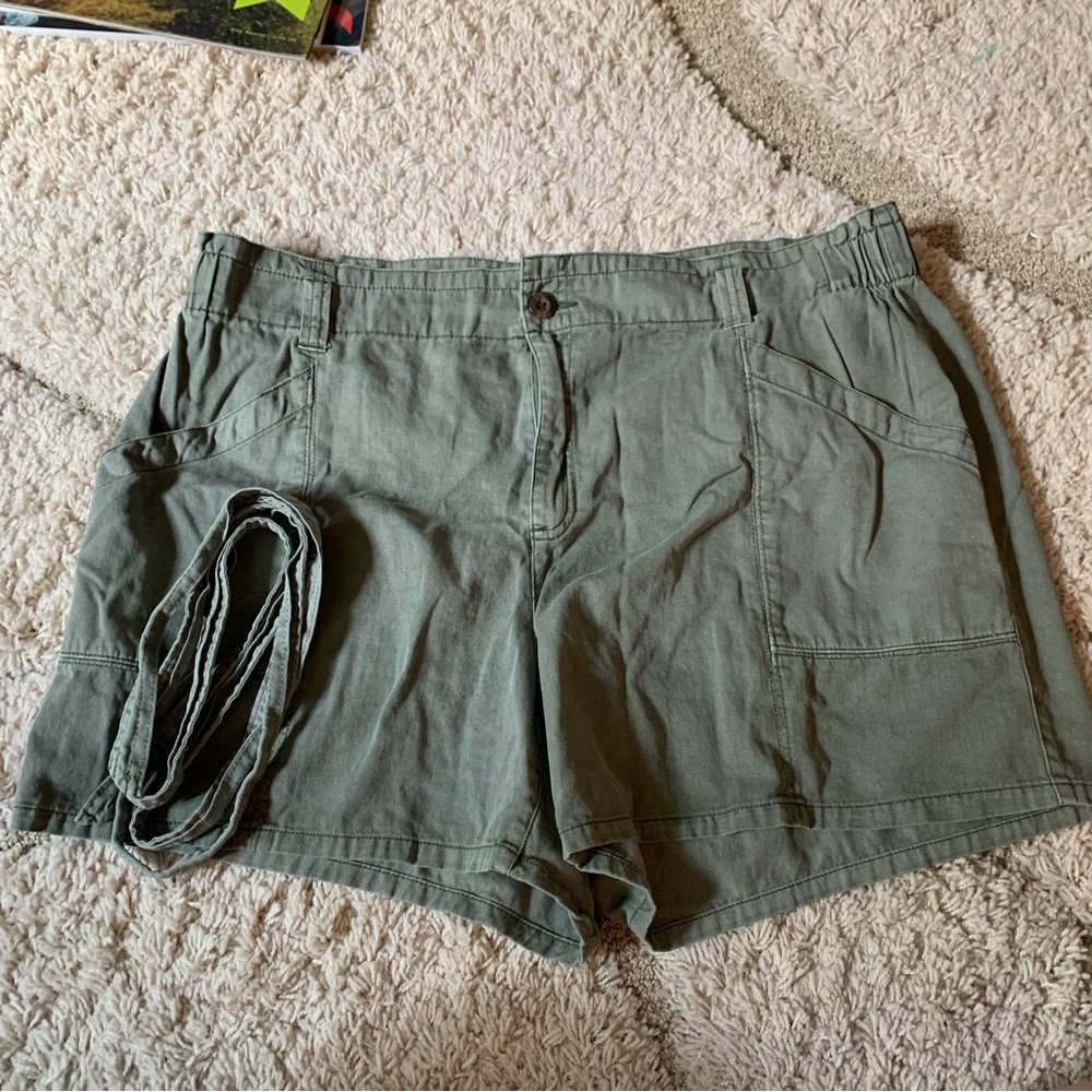 Old Navy olive high waisted Paper bag 5 inch inseam shorts